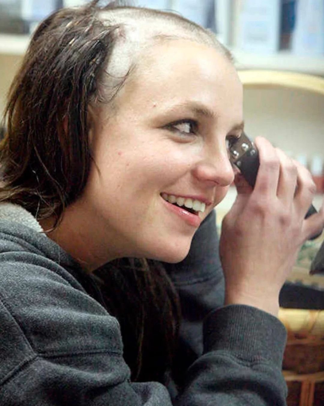 Britney Spears rapándose el pelo